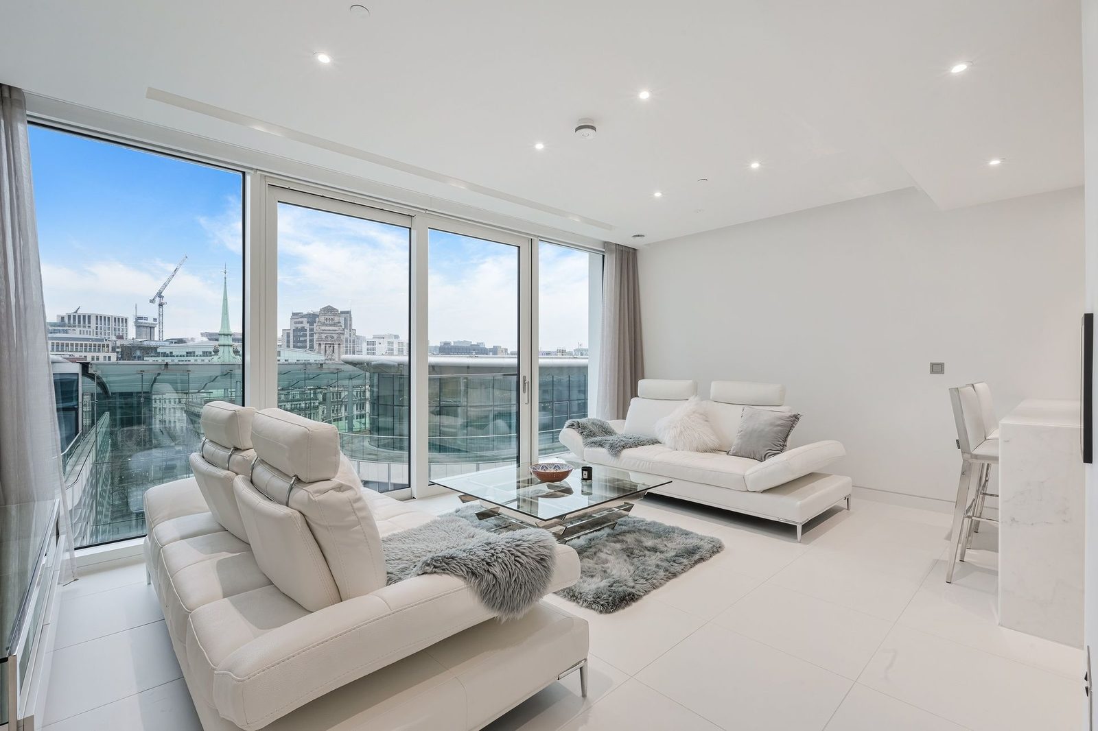 City Of London Top-Floor One-Bedroom Apartment with City Views