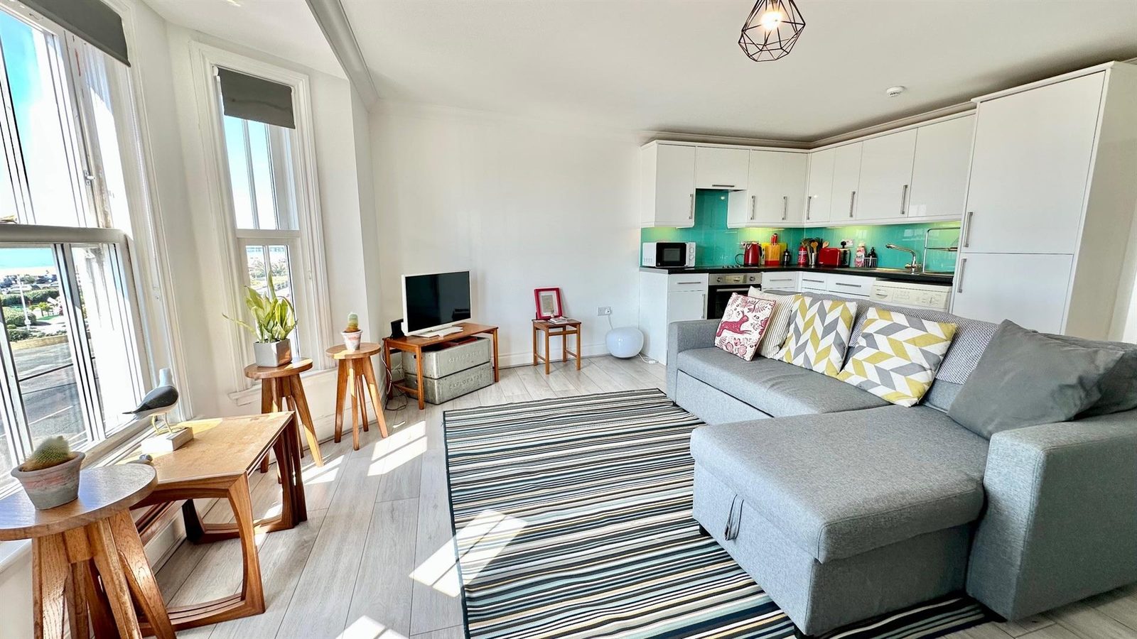Chain free waterfront apartment in Hastings