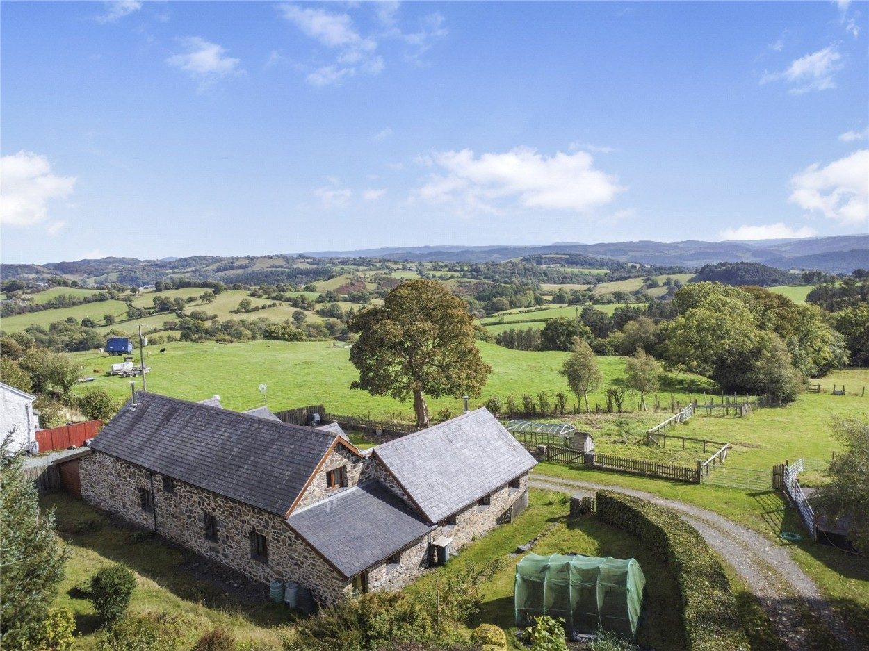 Smallholding with paddocks in Llanfyllin