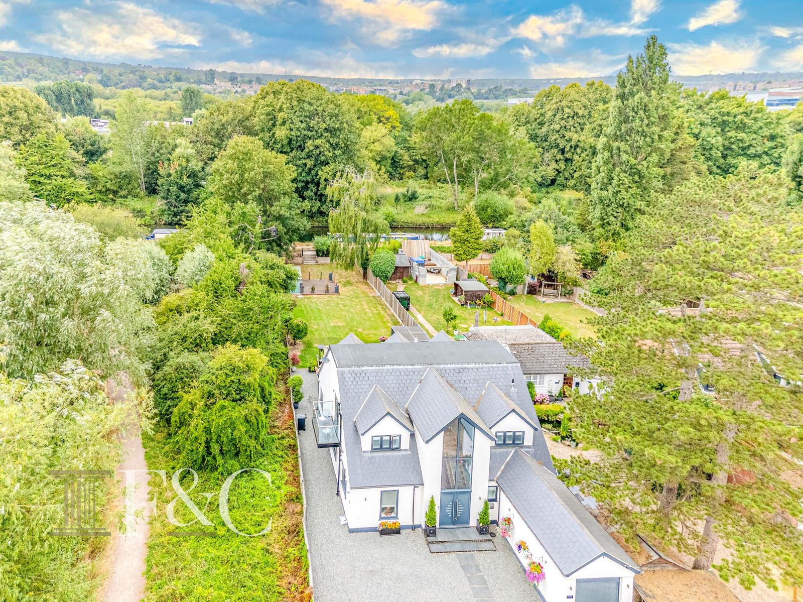 Detached House for sale with 4 bedrooms, Avenue Road, Dobbs Weir