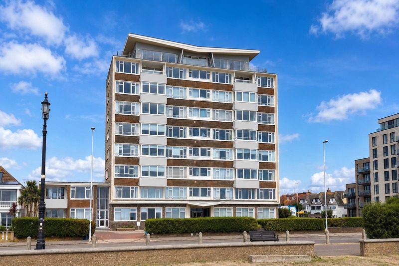Worthing: chain free waterfront apartment