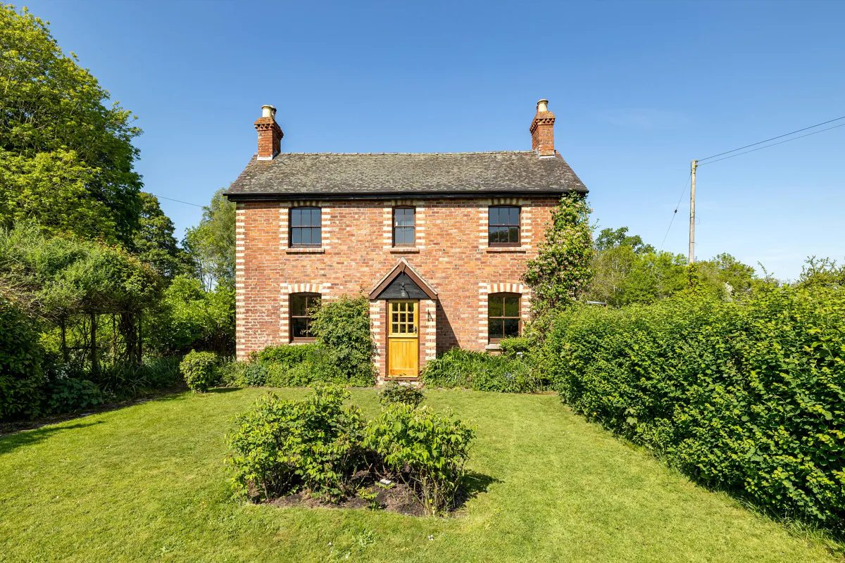 Gloucestershire GL18: period farmhouse