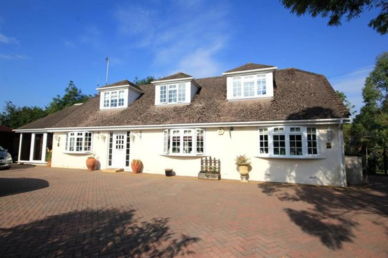 Detached bungalow with a pool in Dorse