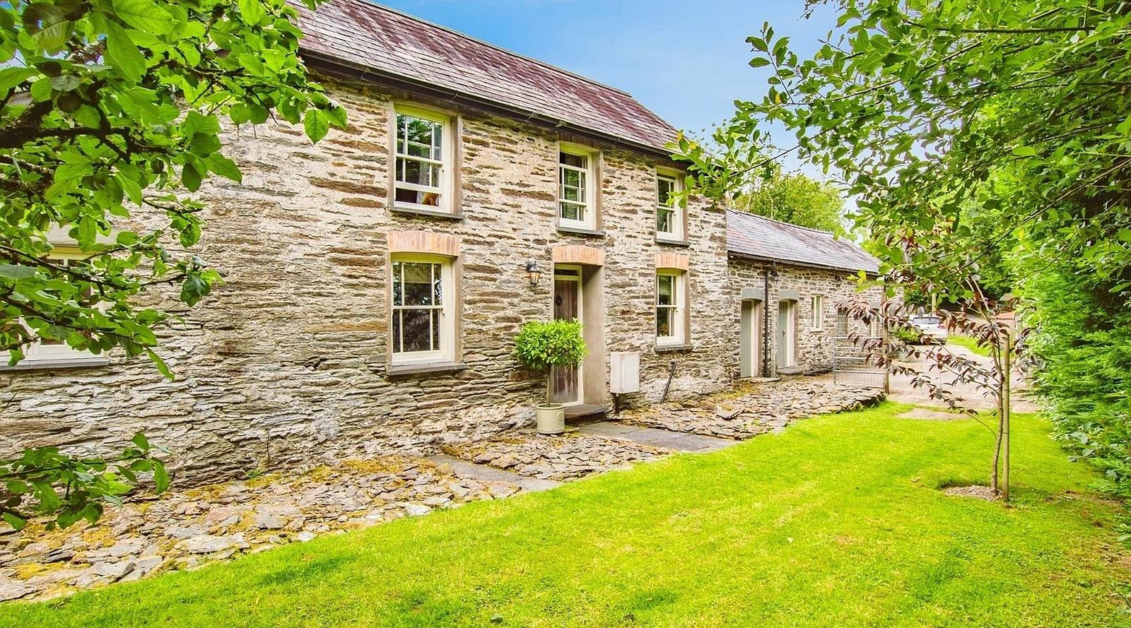 Felindre CARMARTHENSHIRE: house with outbuildings