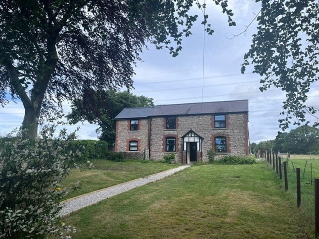 Chain free land in Caerwys