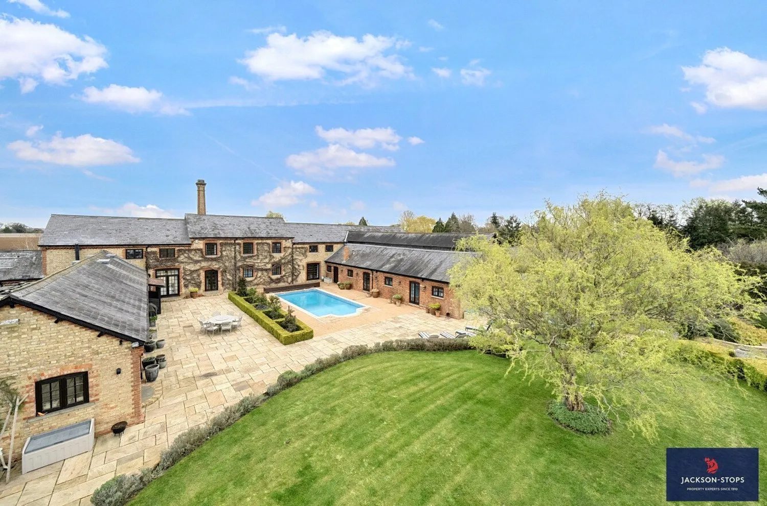 Ridgmont: barn conversion with a pool