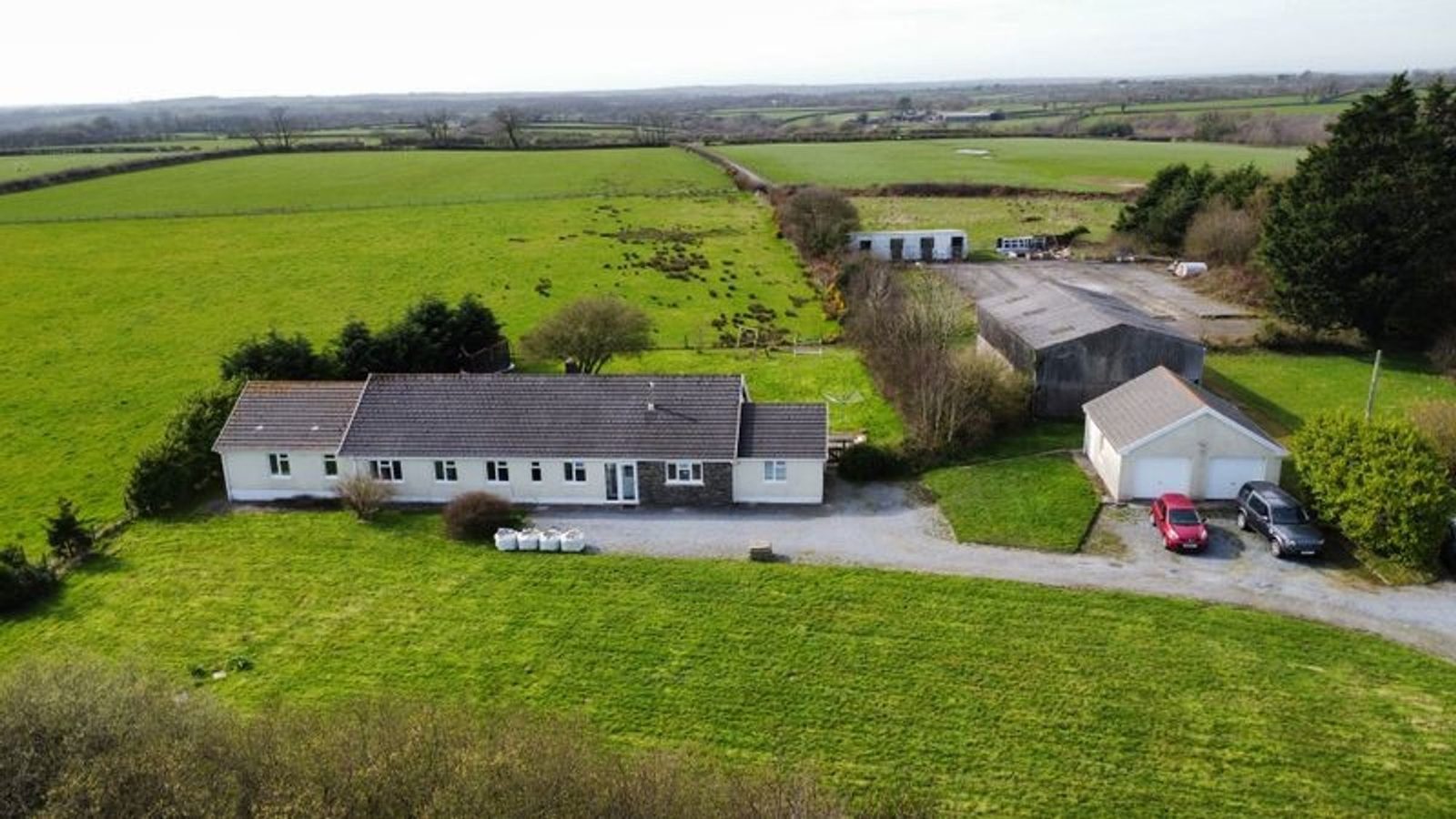 Kilgetty: smallholding with outbuildings