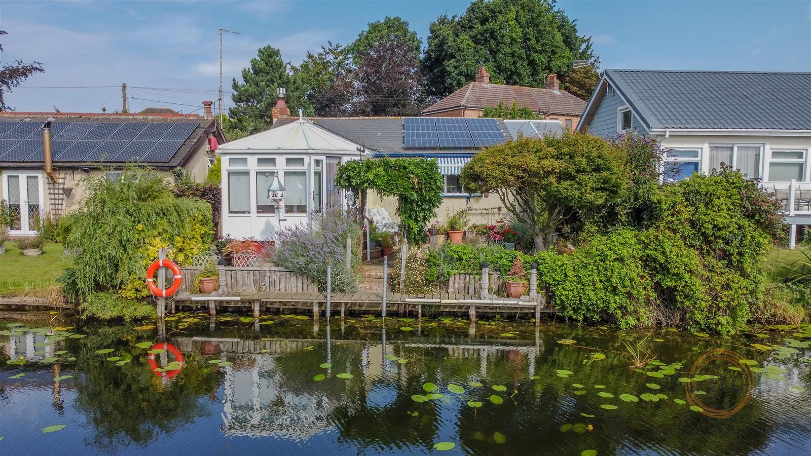 Waterfront bungalow with a mooring in Spalding
