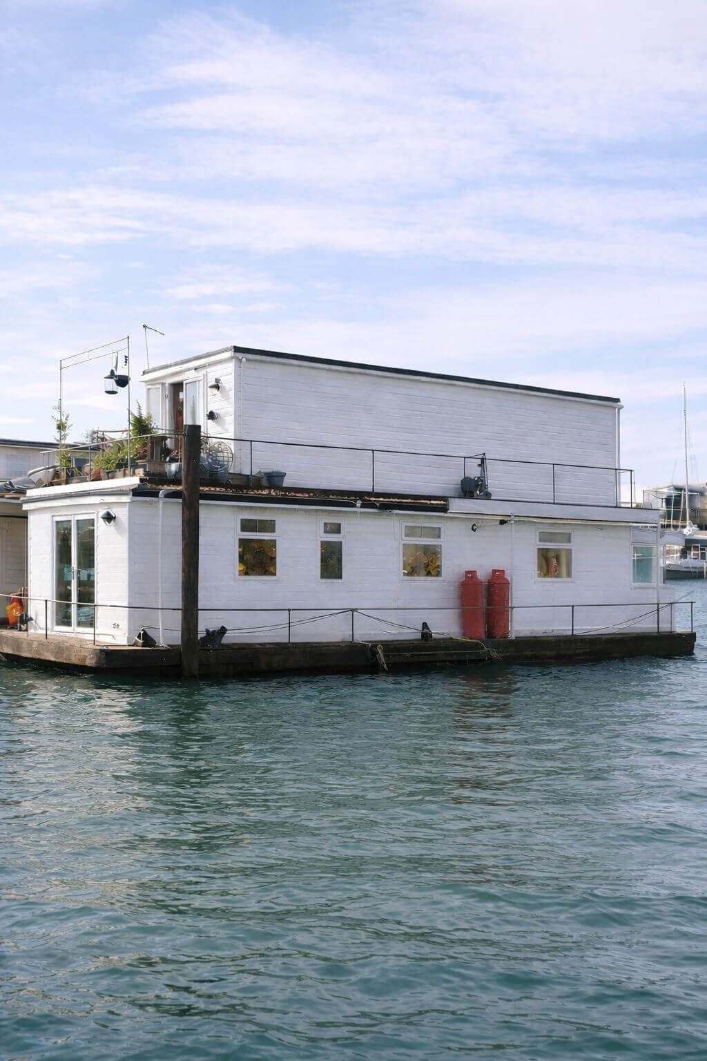 Spacious Two-Level Houseboat on Residential Mooring