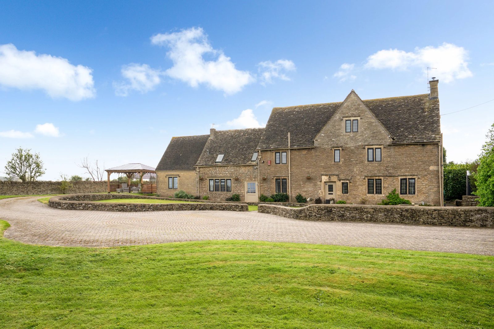 Chalford: detached house with paddocks
