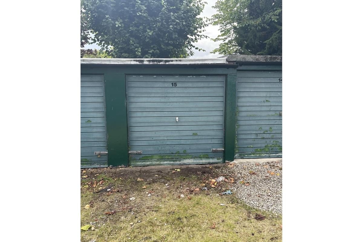 Lock-ups & car parking for sale in Newington