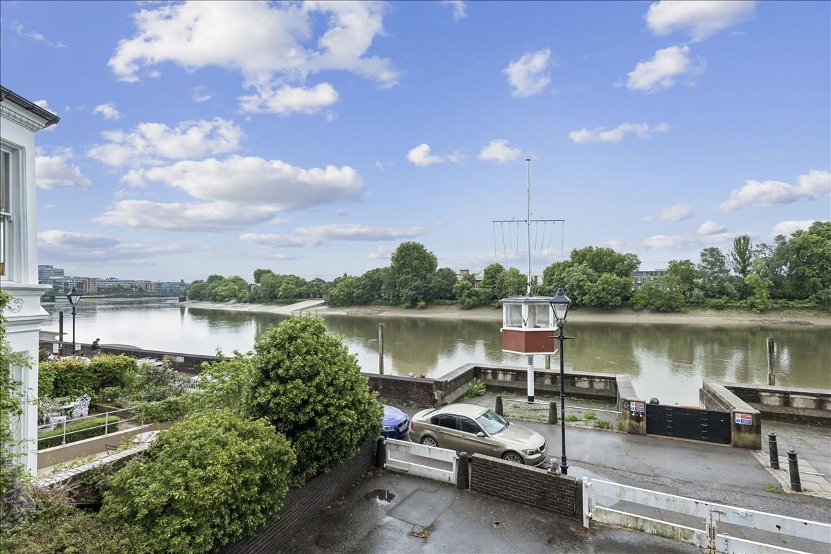 Chain free waterfront apartment, London