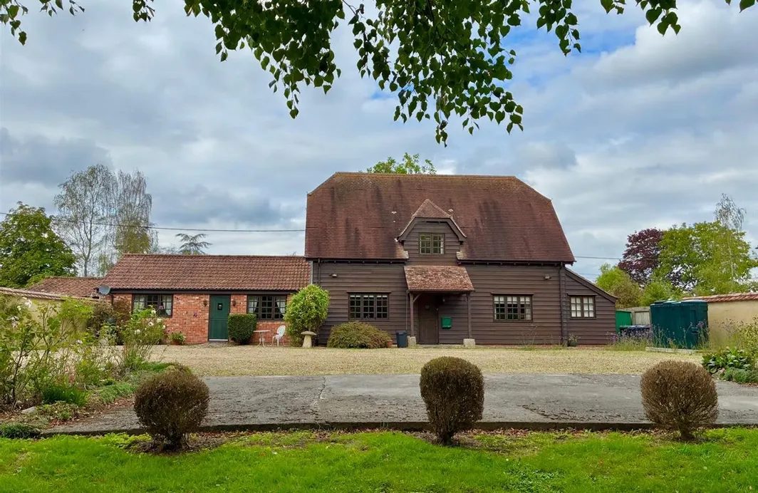 Smallholding with paddocks in Devizes