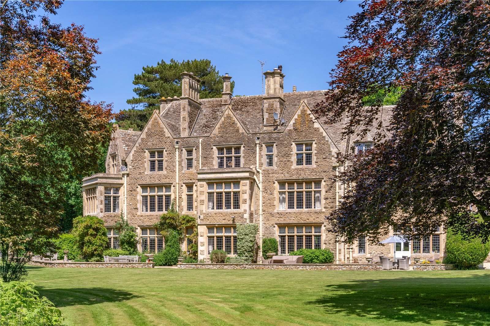 Cirencester: apartment with outbuildings