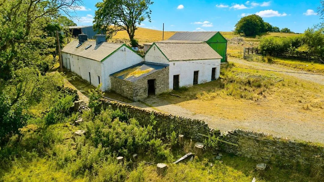 Chain free farmhouse in Aberystwyth