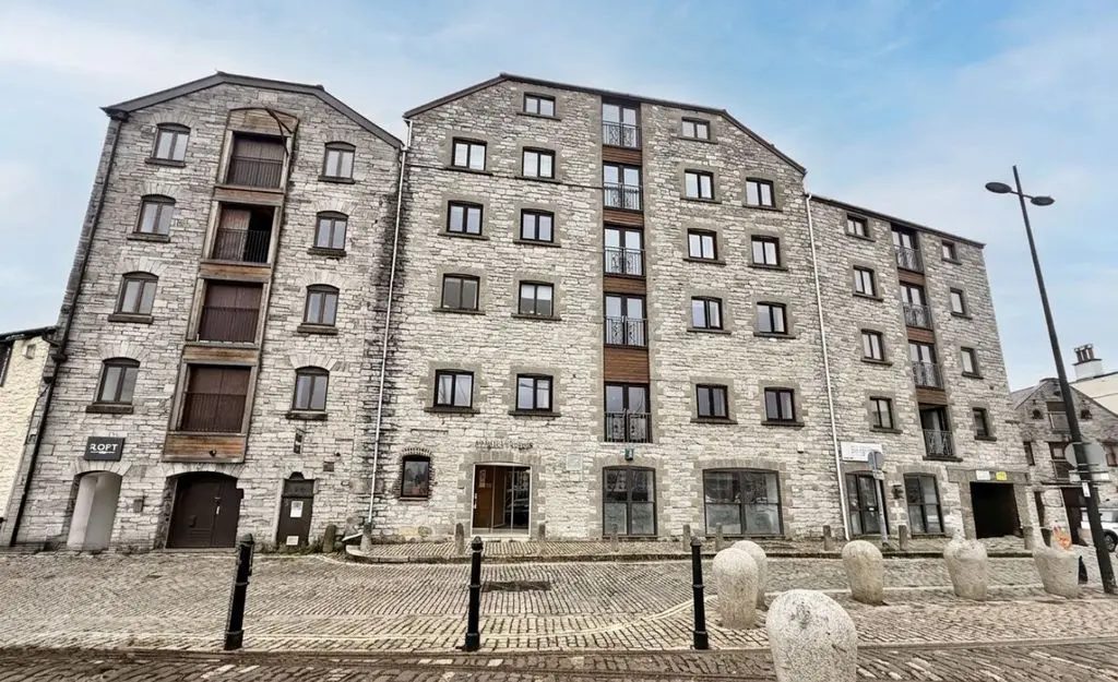 Chain free waterfront apartment in Plymouth