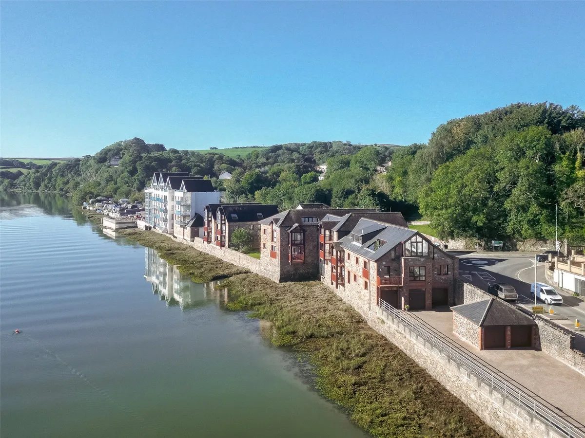 Chain free waterfront apartment in Dev