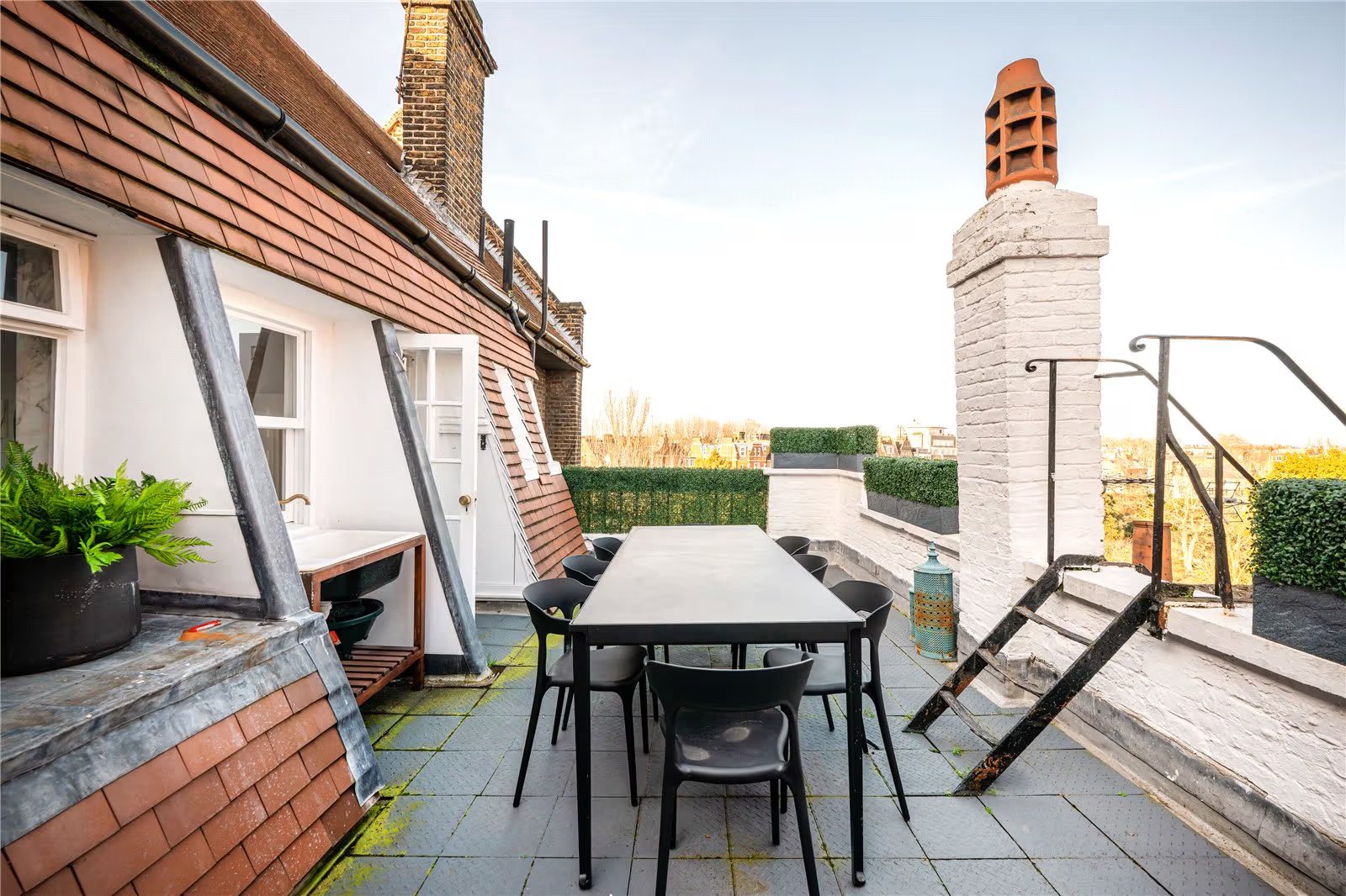 London: grade II listed waterfront apartment