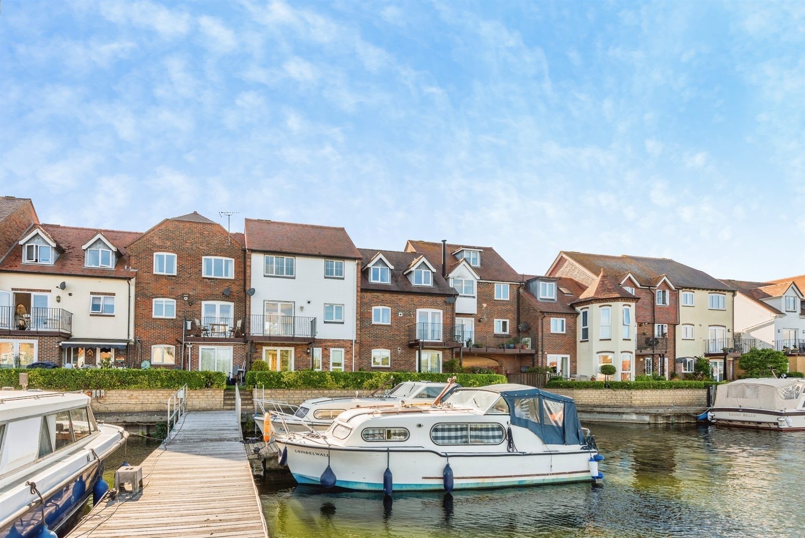 Abingdon: waterfront apartment with a mooring