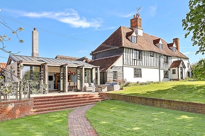 Equestrian with outbuildings in Stanford Rivers