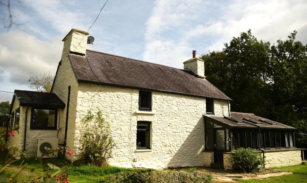 Nr Llanon: farmhouse with no near neighbours