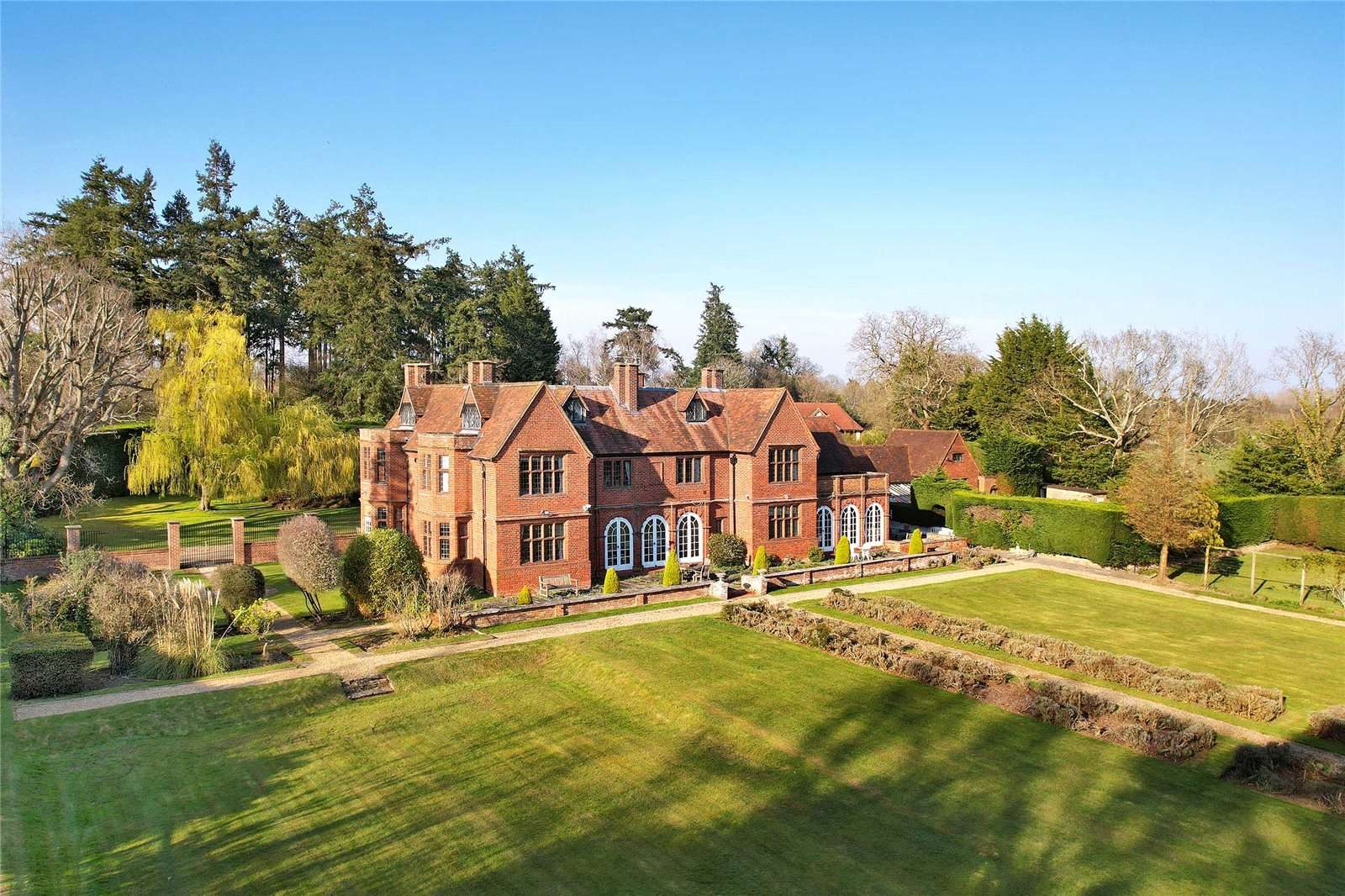 Country house with a pool, Gerrards Cross