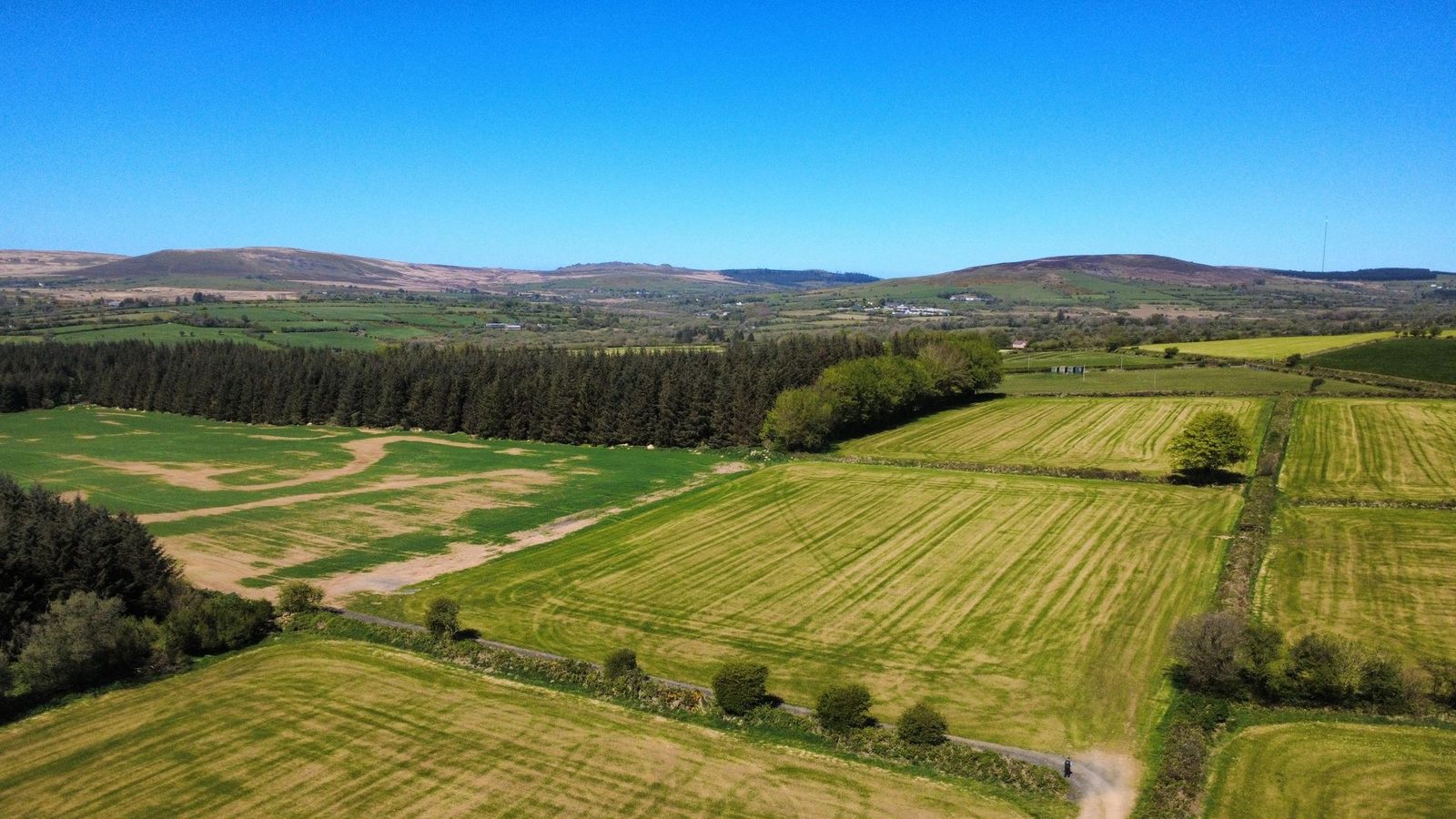 Nr. Efailwen: land with paddocks
