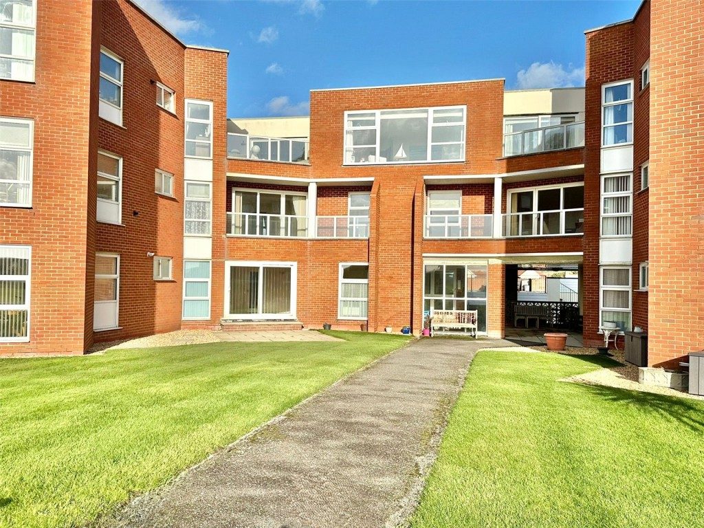 Waterfront apartment with a pool in Lymington