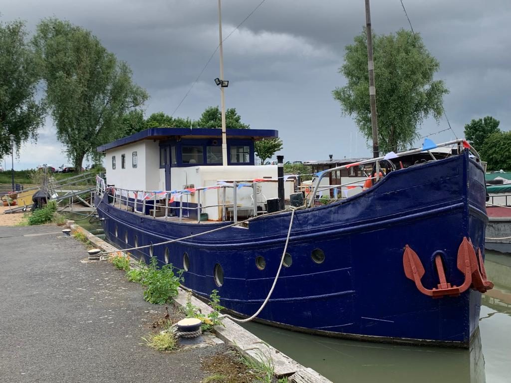 Detached house with a mooring in Gravesend