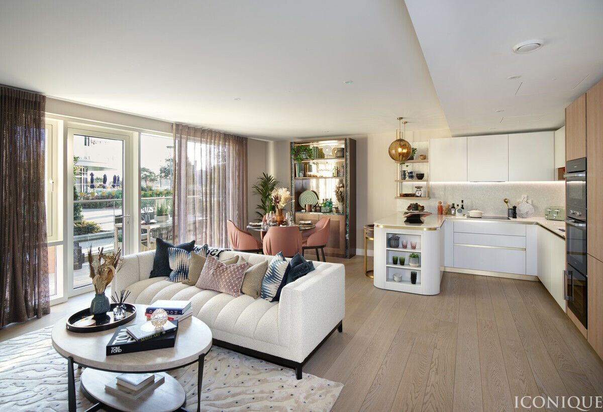 Waterfront apartment with a pool in W6 9