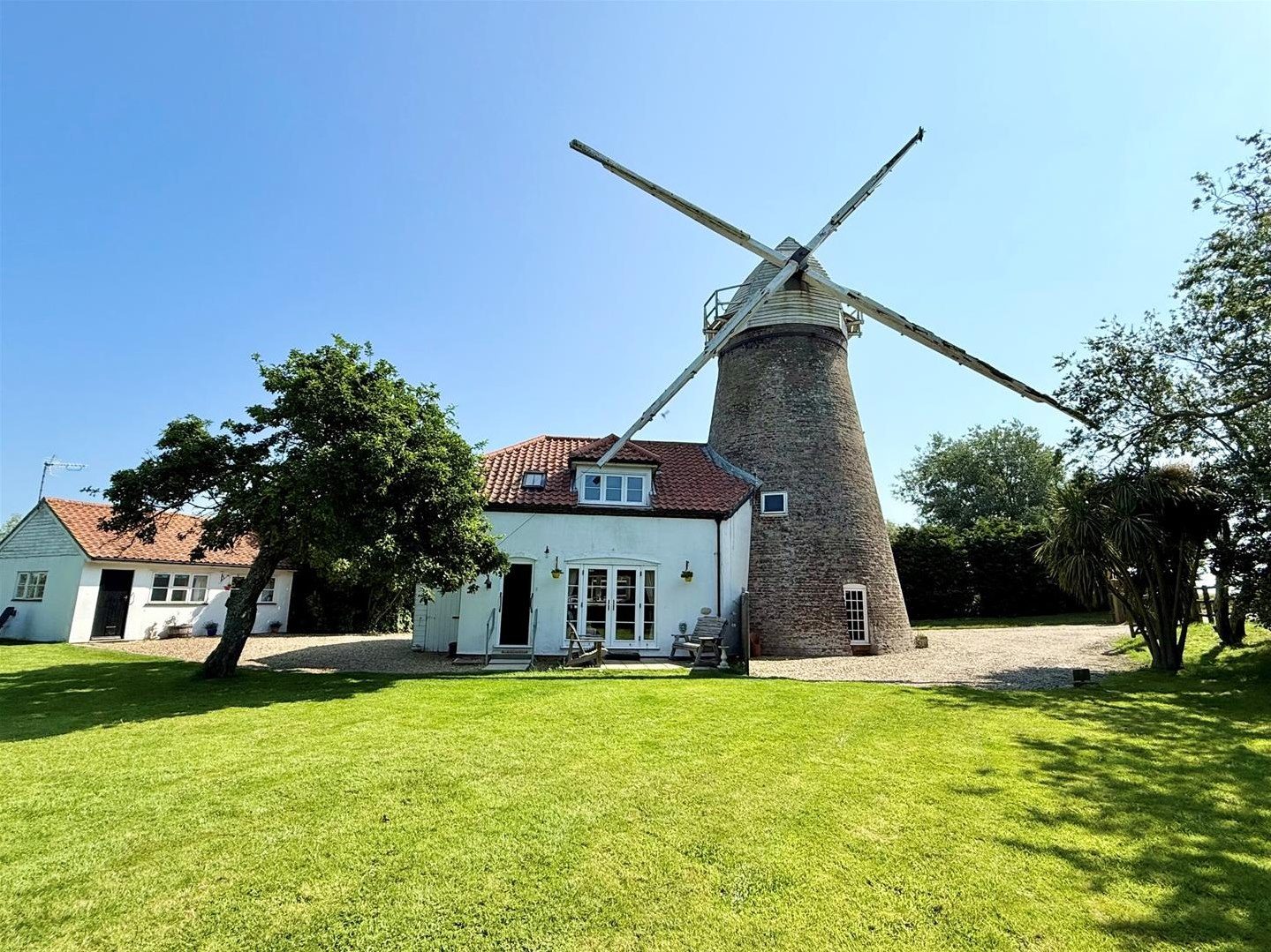 Waterfront bungalow with a mooring, Great Yarmouth