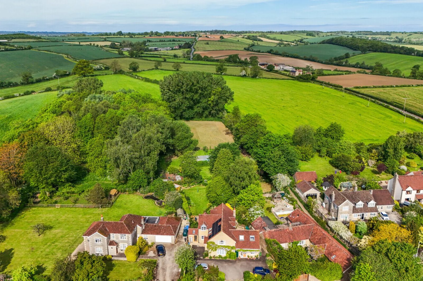 Detached house with outbuildings, Fro