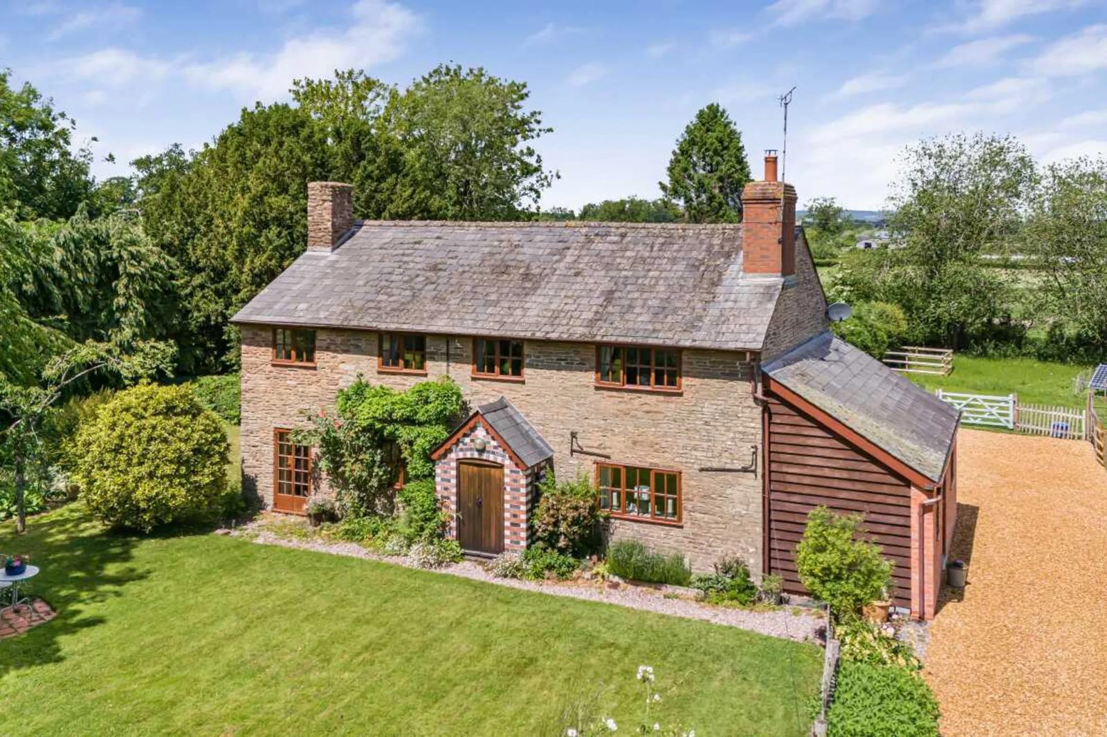 Ledg: smallholding with paddocks