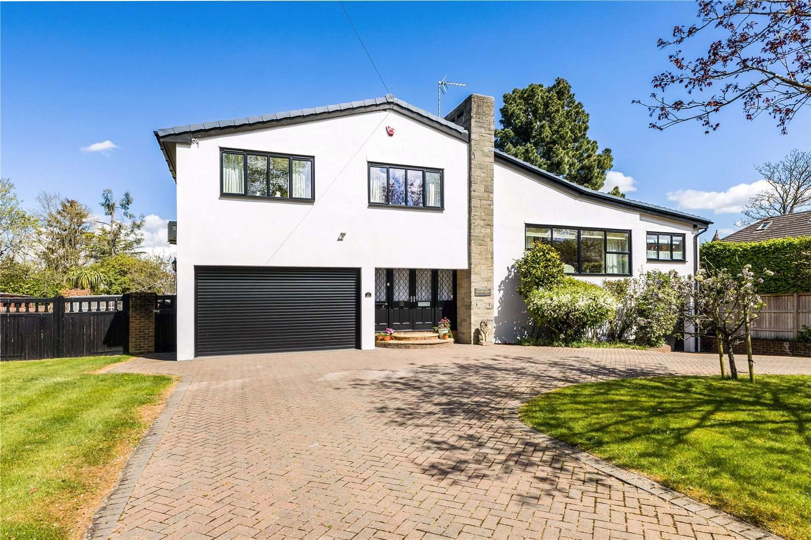 Maidenhead: waterfront house with a mooring