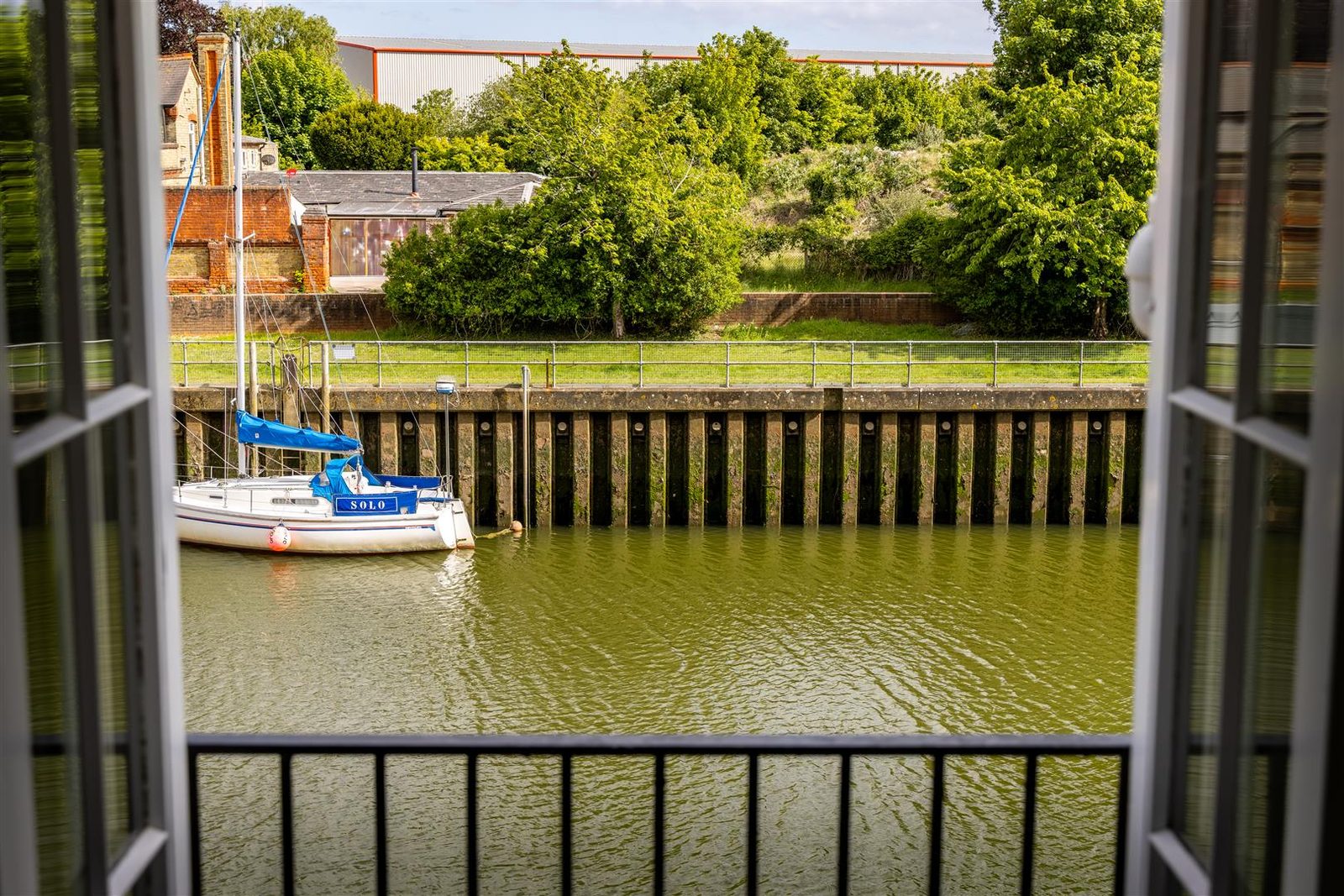 Chain free waterfront townhouse in Boston