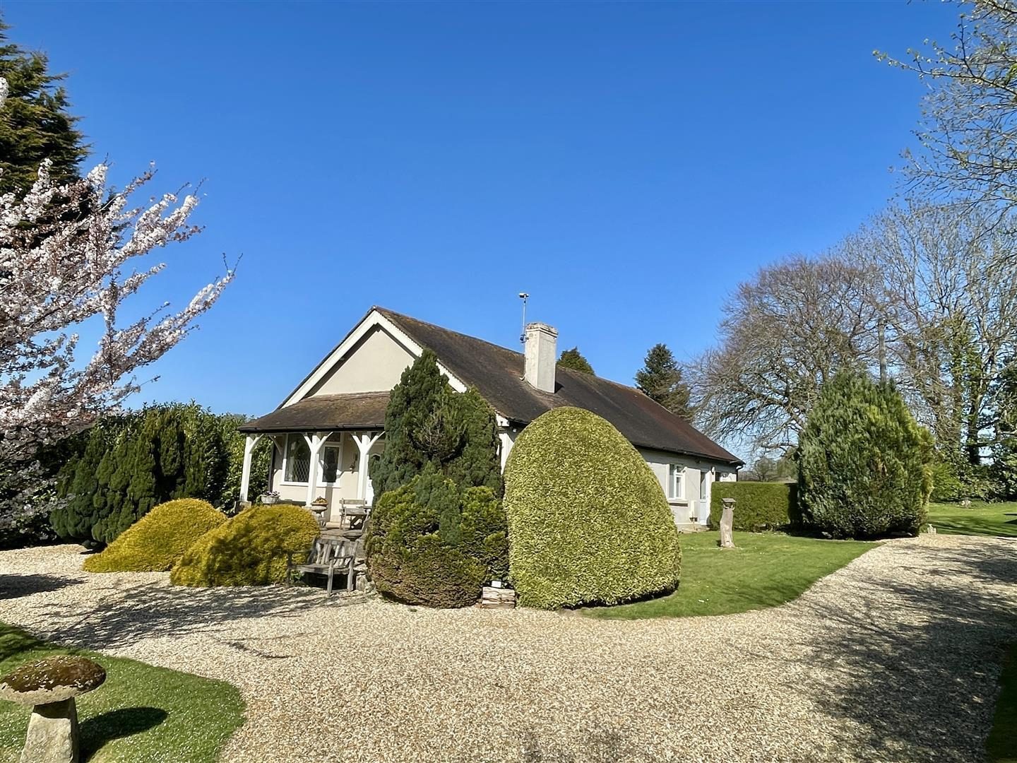 Detached bungalow with a paddock in Stow-on-the-Wold